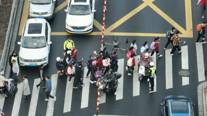 首次启用无人机！嘉定警方“空地联动”守护开学日安全