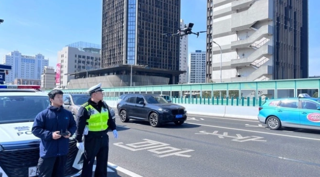 上海交警启用无人机辅助交通执法、道路排堵